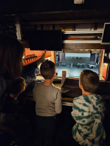 Kultur Spatzen im Stadtheater in Amberg. Kinder stehen in der Regie des Theaters