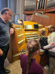 Kultur Spatzen in Aktion an einer Orgel
