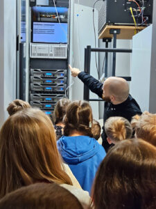Kulturspatz Impressionen Medien: Mann zeigt Kindern Serverraum im Kino