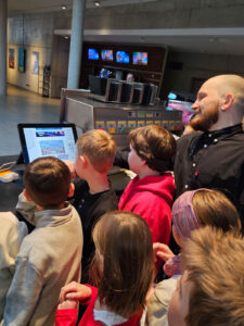 Kulturspatz Impressionen Medien: Kinder im Kino an der Kasse