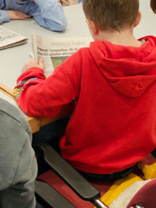 Kulturspatz Impressionen Medien: Kind mit Zeitung in der Hand