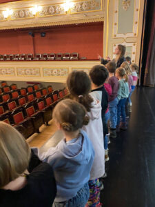 Spatzen in Aktion - im Amberger Stadttheater - viele Kinder stehen auf der Bühne