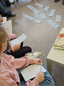Spatzen sitzen im Kreis und füllen einen Fragebogen aus