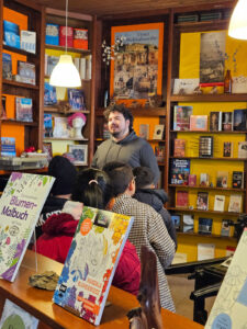 Ein Mann spricht vor den Kindern