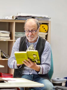 Ein Mann liest den Spatzen etwas vor