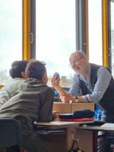 Mann erklärt zwei Jungs etwas