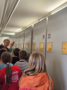 Schulklasse bekommt etwas erklärt