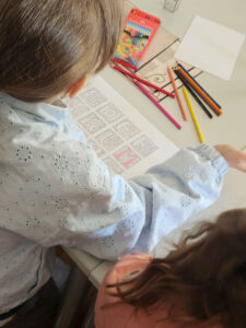 Kinder kolorieren kunstvolle mittelalterliche Initialen und lernen die Gestaltung historischer Buchmalerei kennen.